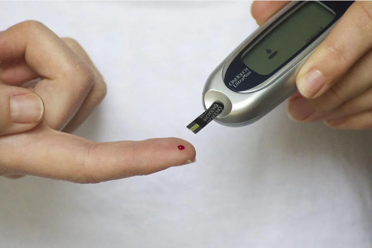 당뇨 테스트기로 테스트 하는 사진