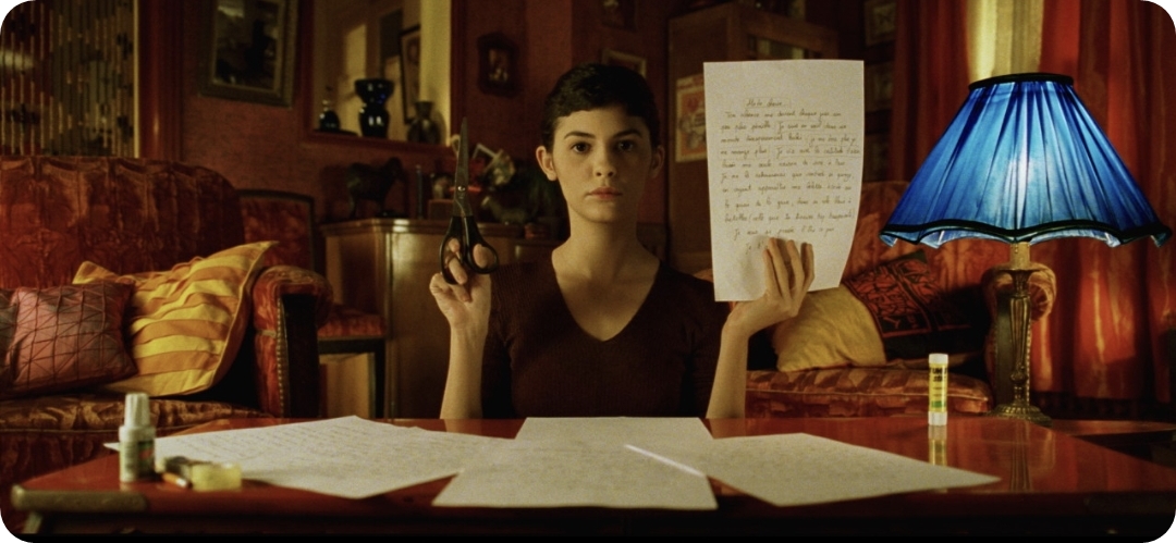 편지와 가위를 들고 있는 여자 사진