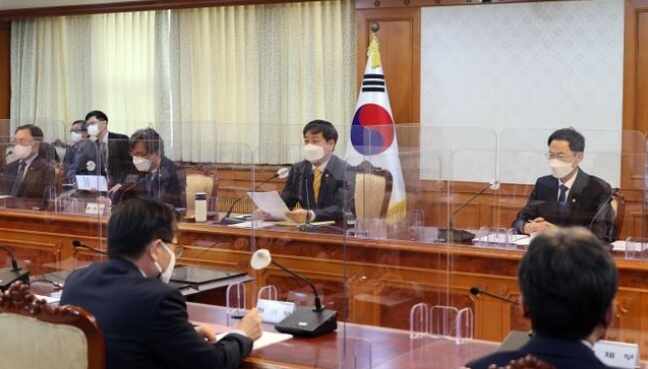 한국-차관회의-일본-원전에-대해-토론하는-모습
