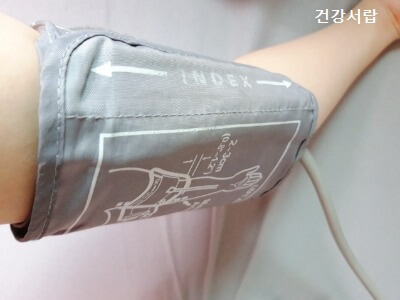 혈압-재는-팔