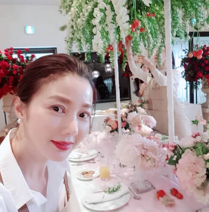 머리묶은여성의모습