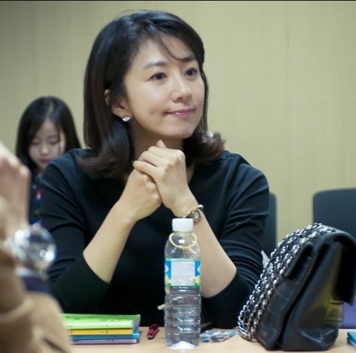  배우 김희애 남편 근황 및 재산 화제