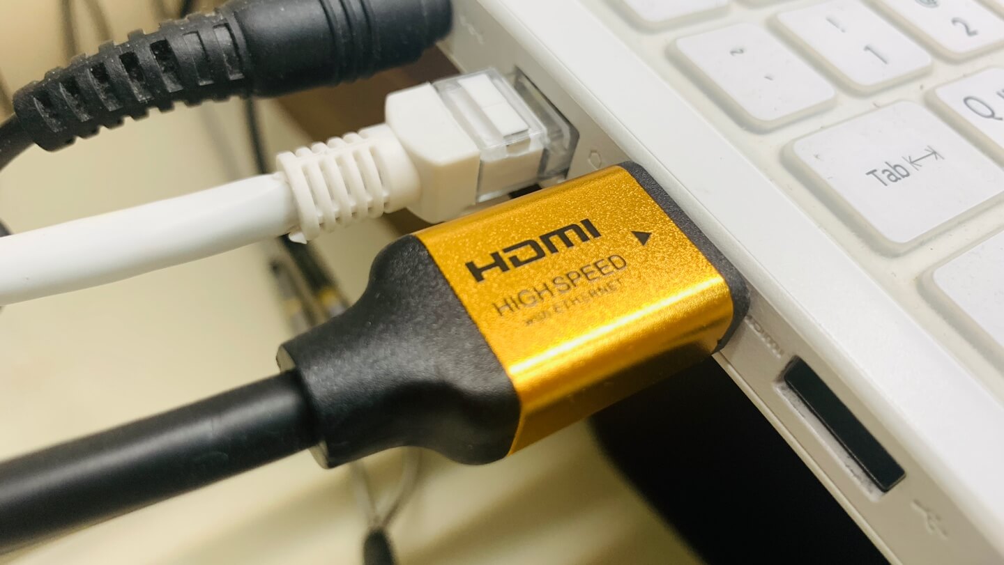 HDMI to VGA 케이블로 노트북과 연결 모습 사진