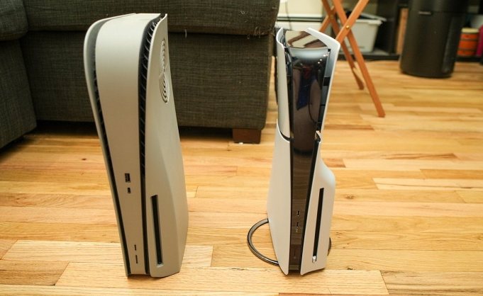 왼쪽: 다크플레이트 2.0으로 PlayStation 5를 시작합니다. 오른쪽: PlayStation 5(2023년)