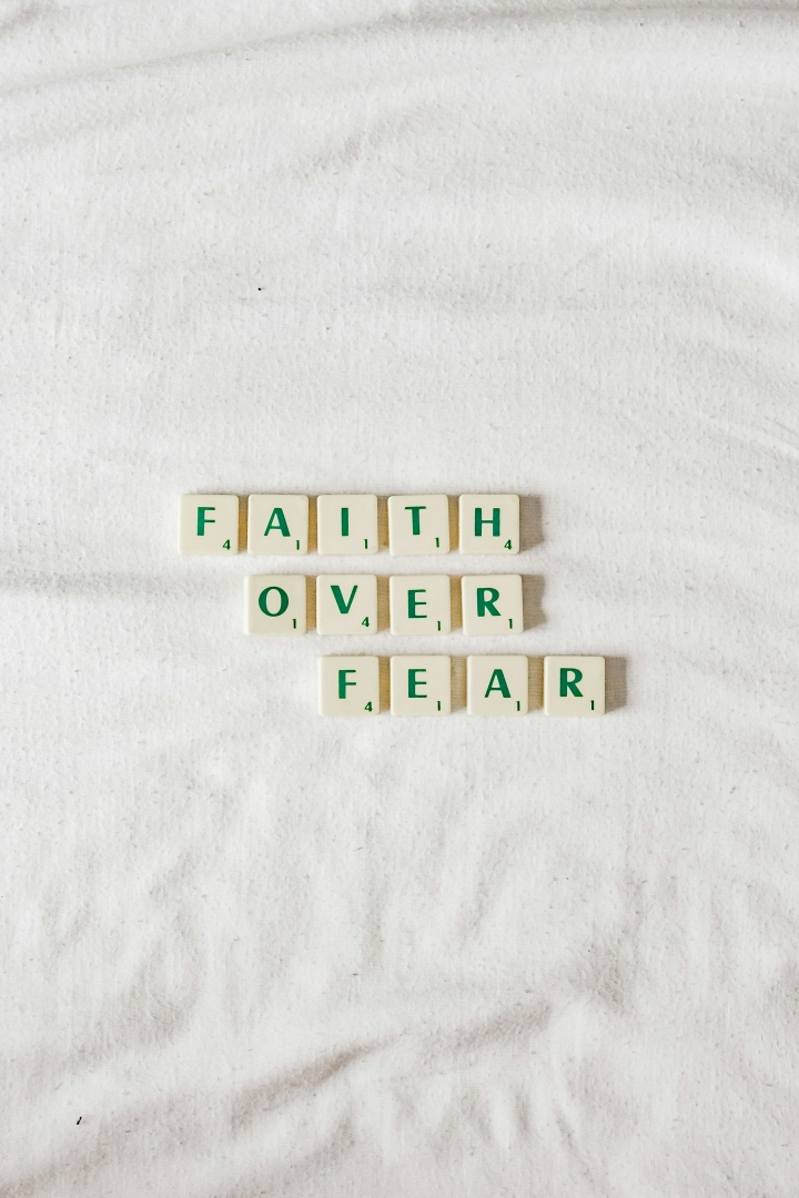 faith-over-fear-이라는-글씨가-적힌-타일들