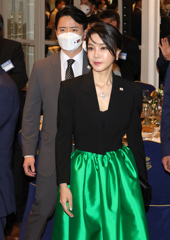  "김건희 여사, 다른 영부인들에 안 꿇리더라" 박지원 또 패션 칭찬