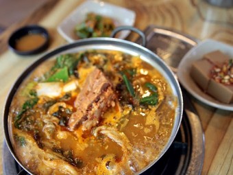 감자탕 묵은지 매운 뼈 찜!