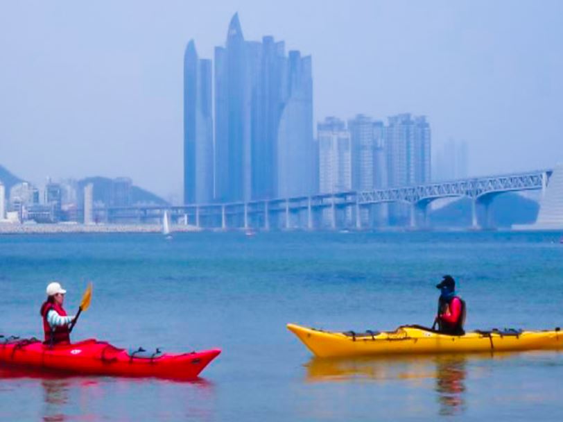 여름 바다 여행 추천-서핑, 카약, 바다낚시 가능한 해변-부산 광안리 카약