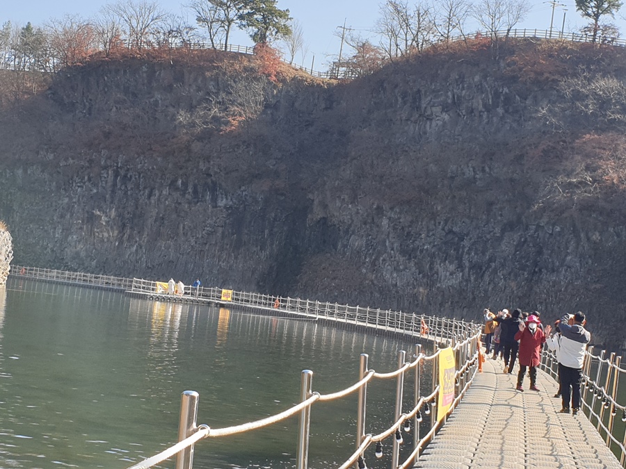 물위에서보는-주상절리-부교길