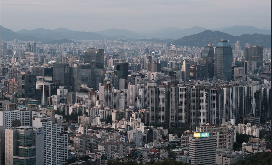 엄청나게 많은 고층빌딩과 멀리 산이 보이는 서울의 모습