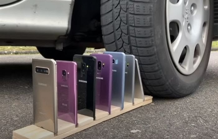  아이폰 vs 갤럭시 누가 더 강할까?.... 자동차로 밟고 지나가 봤다