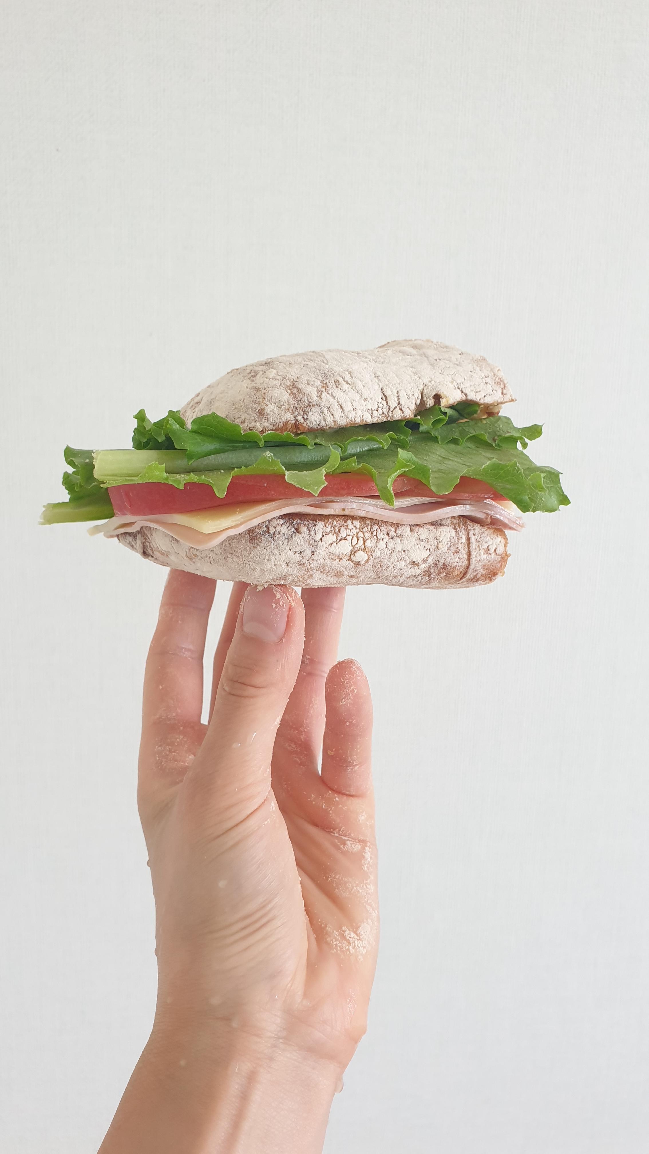 우리밀 치아바타로 만든 BLT 샌드위치