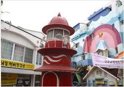 신포국제시장 마스코트 빨간등대 모습