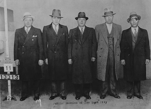 1931년, 찰스 &quot;럭키&quot; 루치아노 를 중심으로 뉴욕의 5대 범죄 조직 이 이끄는 통치 기구, &quot;위원회&quot; 가 설립되었다.
