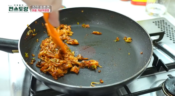 케첩-굴소스를-넣는다