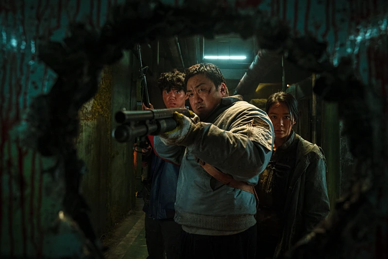 넷플릭스 영화 황야에서 총을 겨누고 있는 주인공
