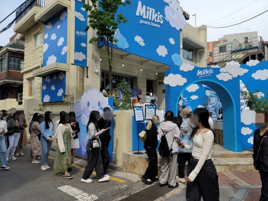 롯데칠성음료의 ‘밀키스 구름 하우스’ 팝업스토어 앞에 사람들이 줄을 서서 입장을 기다리고 있다.
