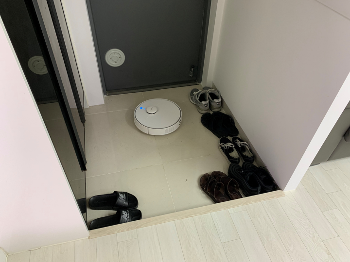 로봇 청소기 문 열어놓으면 밖으로 나갈까?(+ 경사 높이 문턱)