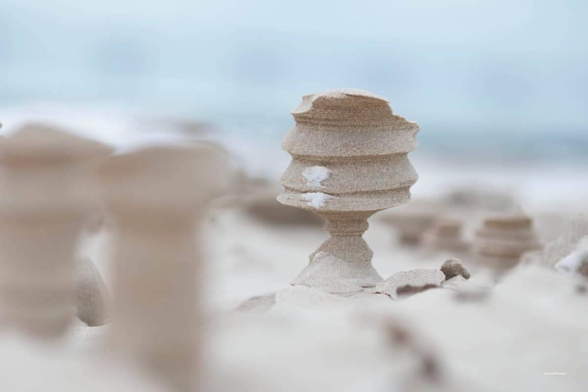 자연이 만들어낸 신비의 모래 층 Powerful Winds Carve Surreal Sand Sculptures Across a Frozen Beach