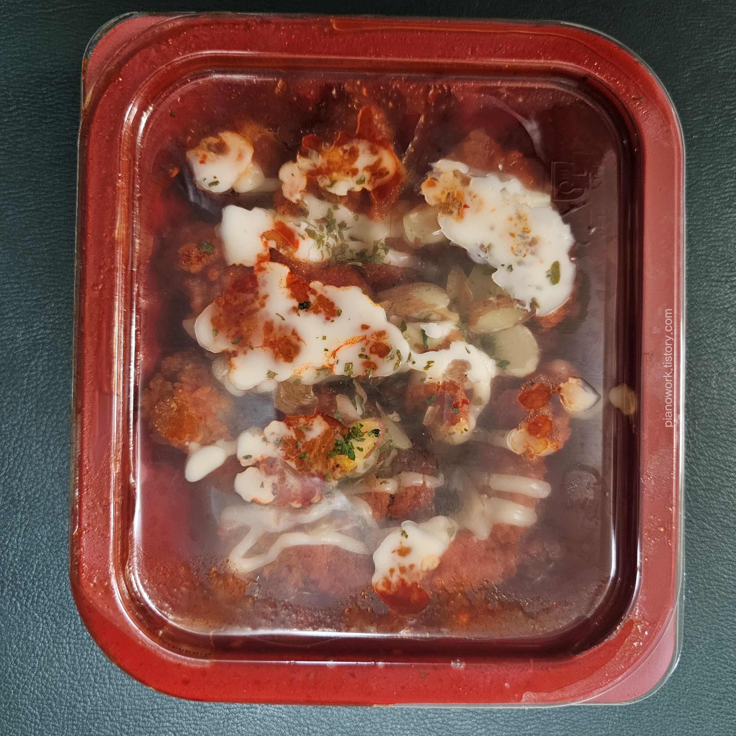 농심xCU 배홍동 비빔치킨 조리 전 사진