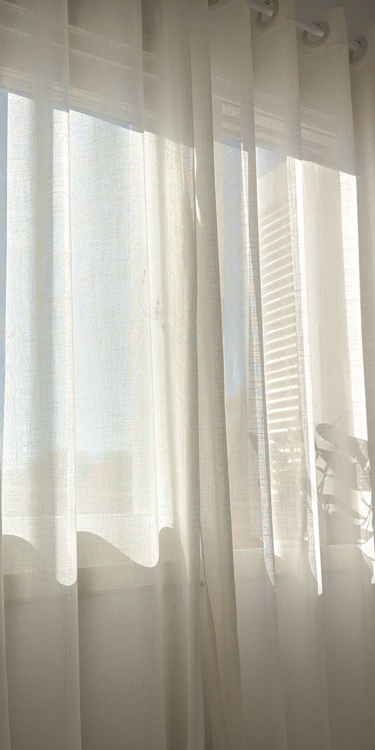 편안한느낌을-주는-창가에-흰커튼-사진