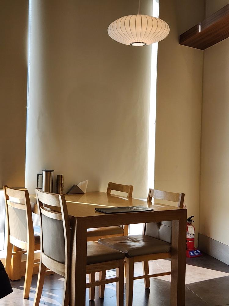 롯데월드몰 한국의 집 한식당 공간 룸 식당 테이블