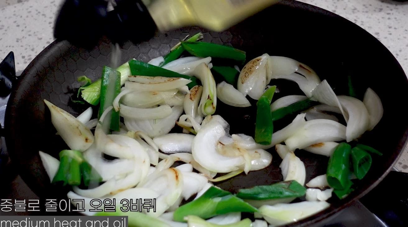2분정도 지나 중불로 줄이고 오일 3바퀴를 둘러줍니다.