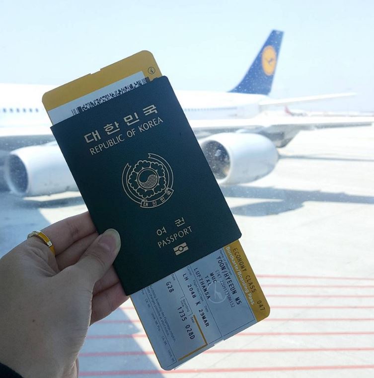 한국여권-들고있는-사진