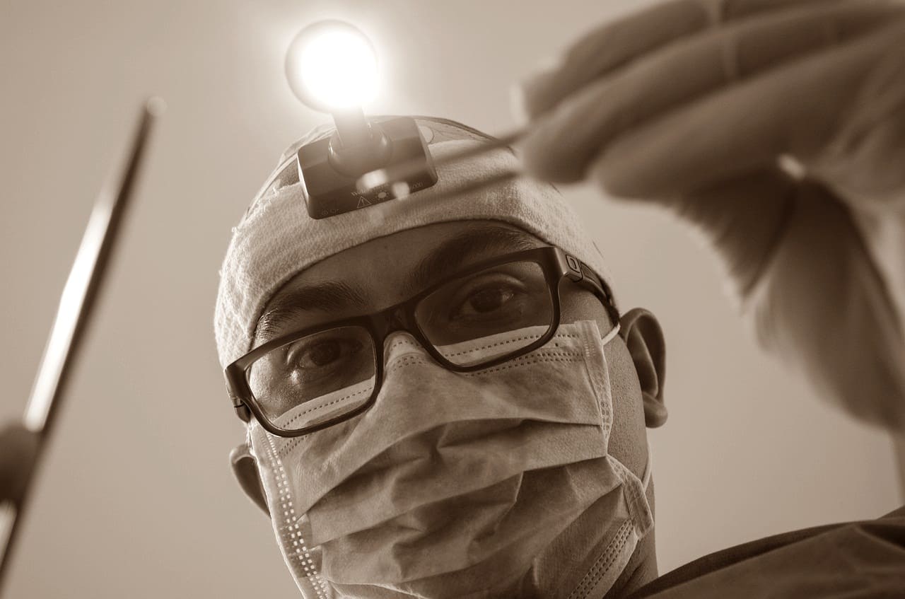 수술하는-치과-의사