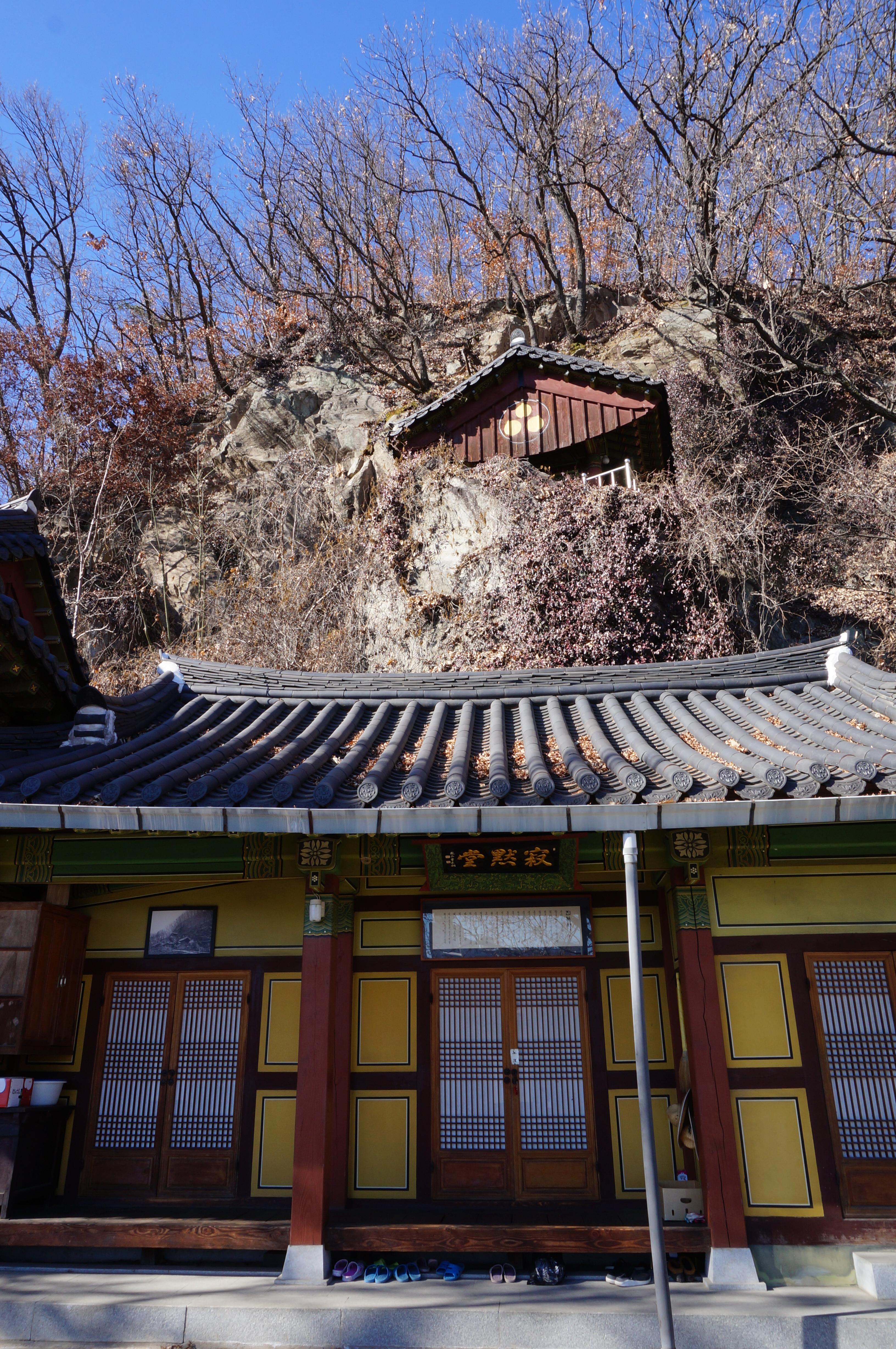 적묵당(寂默堂)과 절벽의 산신각(山神閣)