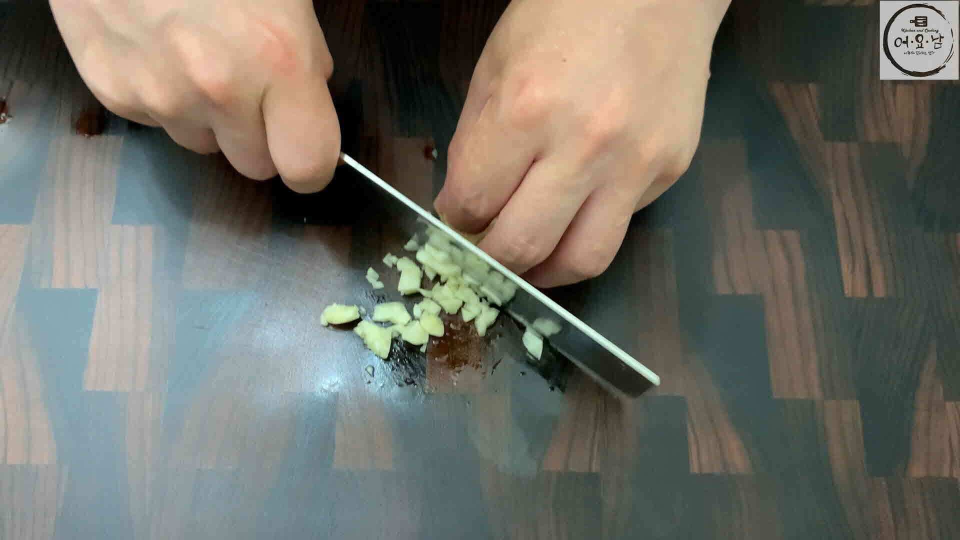 오이탕탕이무침_재료준비_마늘다지기