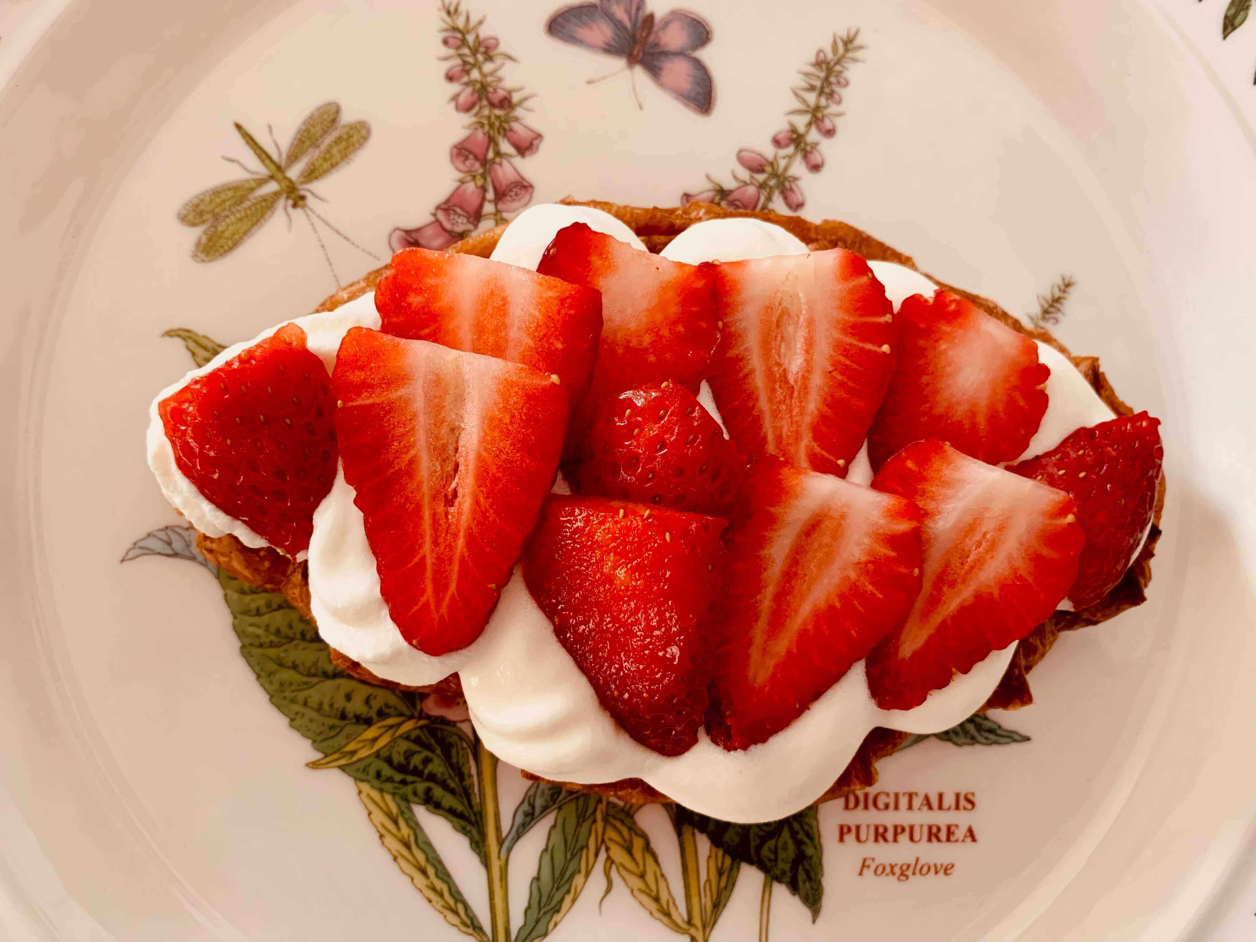 크로와상-위-생크림-얇게-썰린-딸기가-올려진-모습