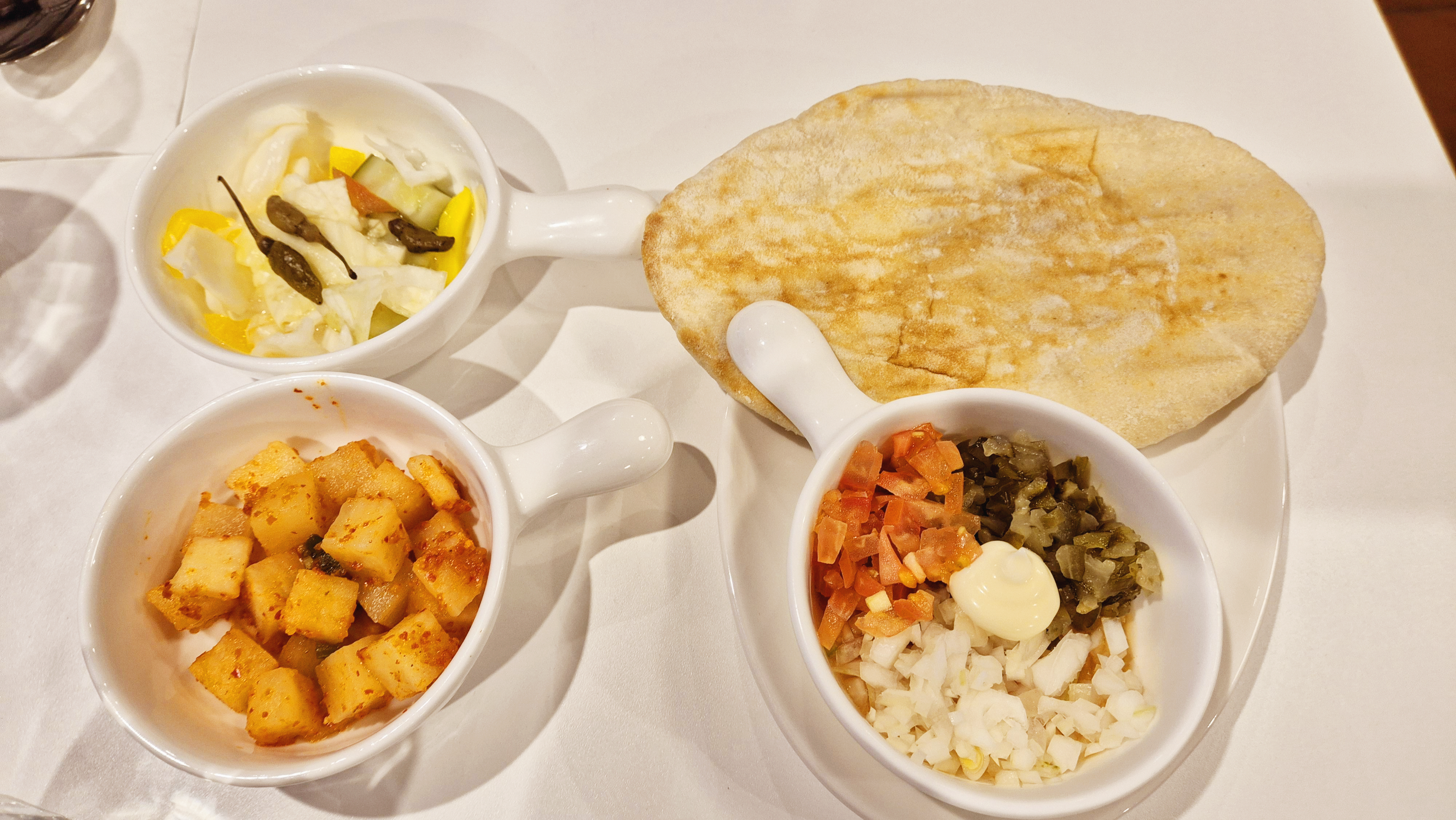 기본 반찬과 빵