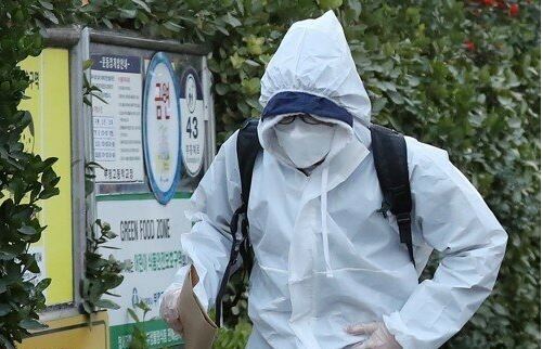  방역복 입고 수능 친 학생 때문에 시험 망쳤다는 피해 학생들의 폭로글