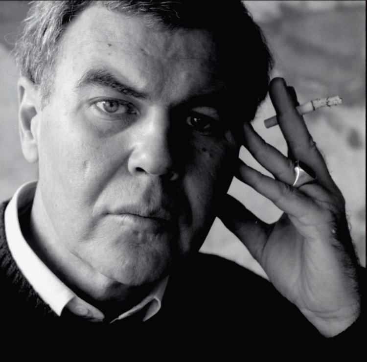 레이먼드 카버가 담배를 왼손에 든 채로 얼굴에 손을 받치고 있는 포즈를 취한 사진