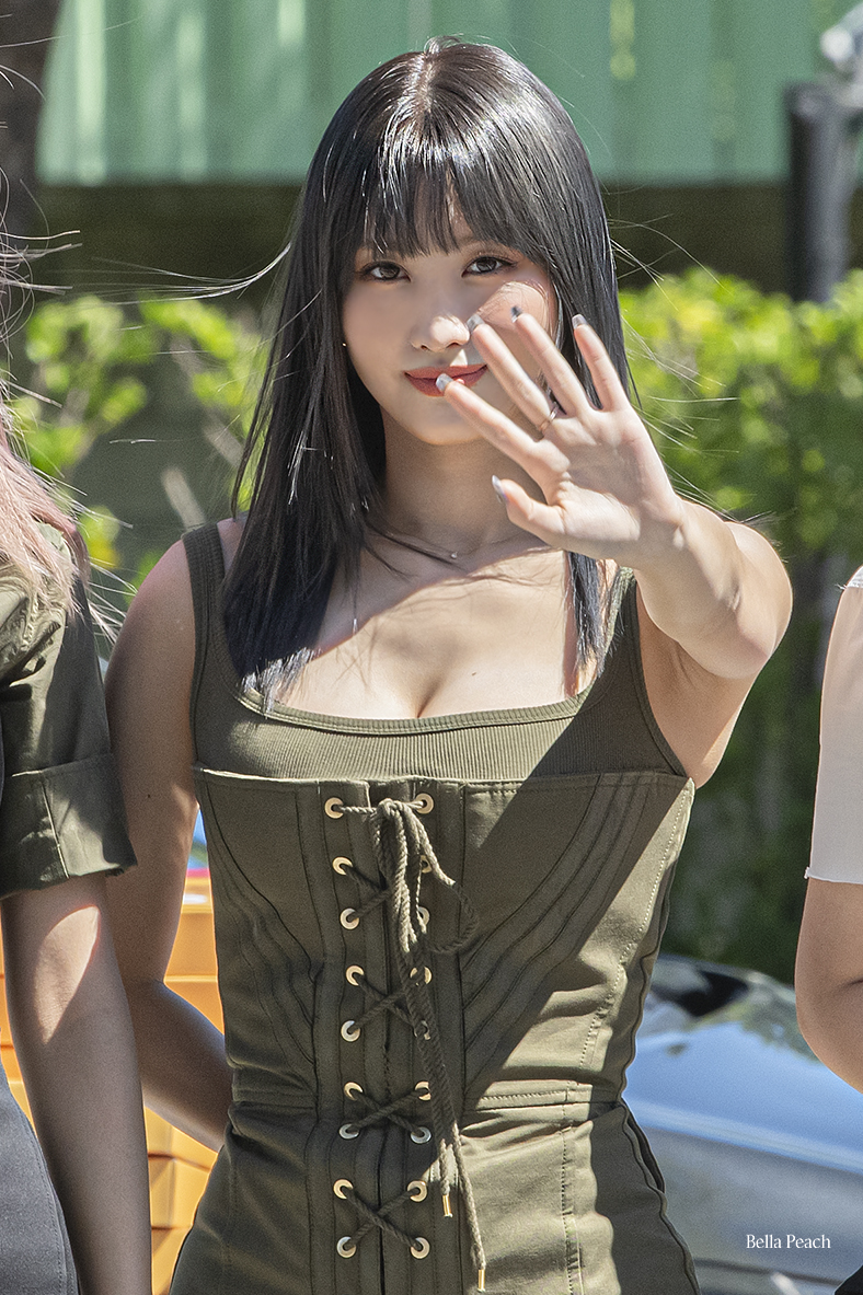  트와이스 모모 미니팬미팅 올리브색 몸매 의상