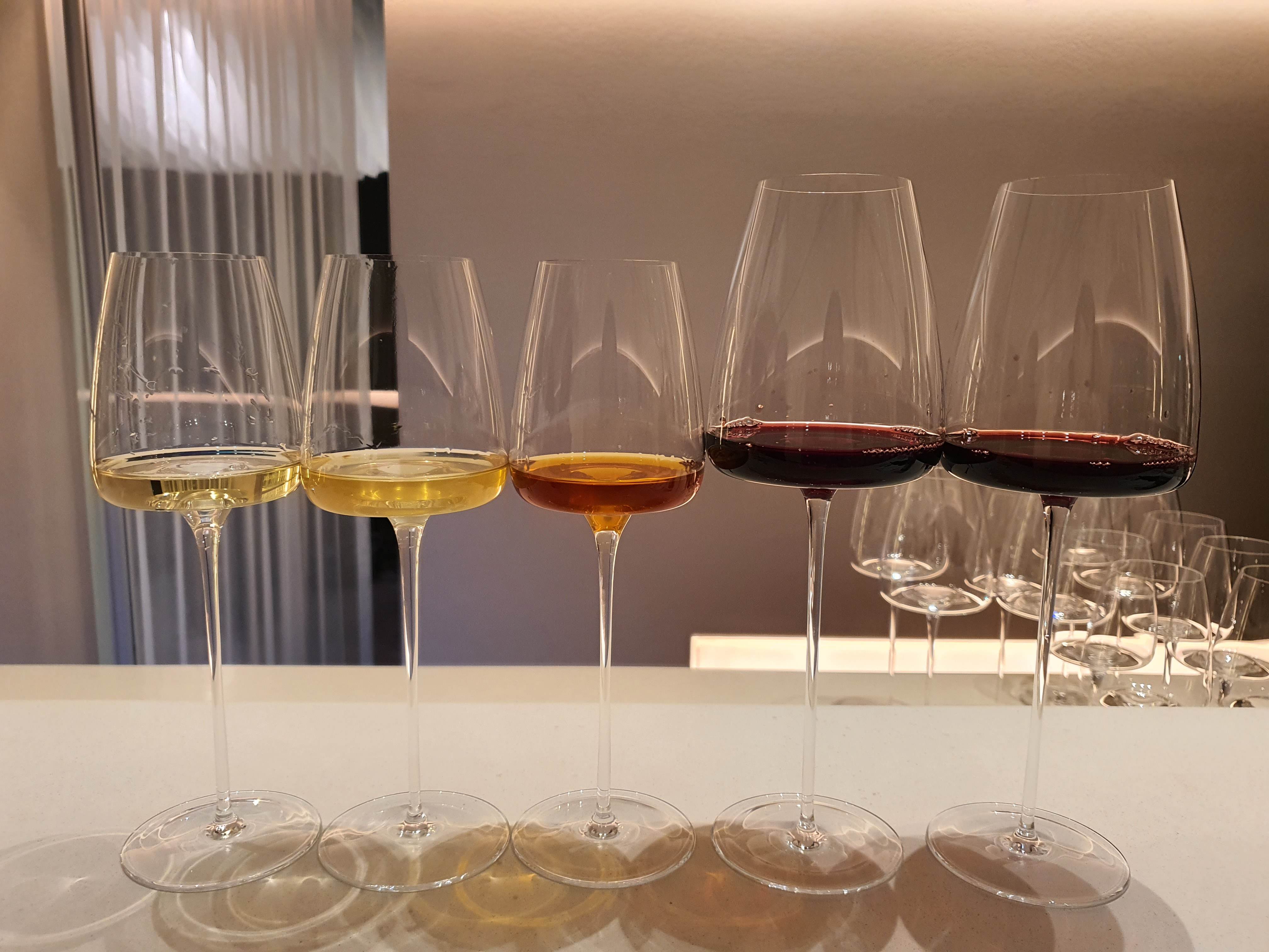 와인소셜 레인보우 코스 와인 화이트와인 3종과 레드와인 2종으로 구성되어 있다.