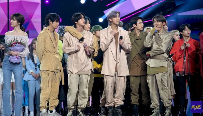  카메라 다 꺼졌는데도 혼자 무대 남아 스태프들 도와주는 '인성갑' 방탄 정국