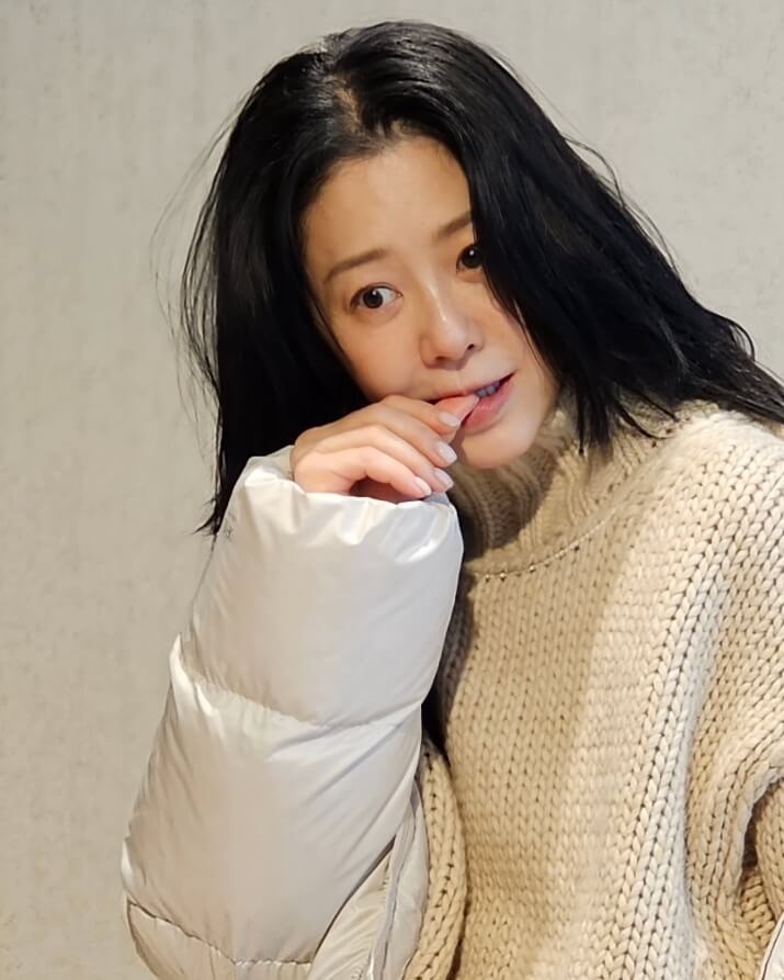 니트를입은-긴머리여성의모습