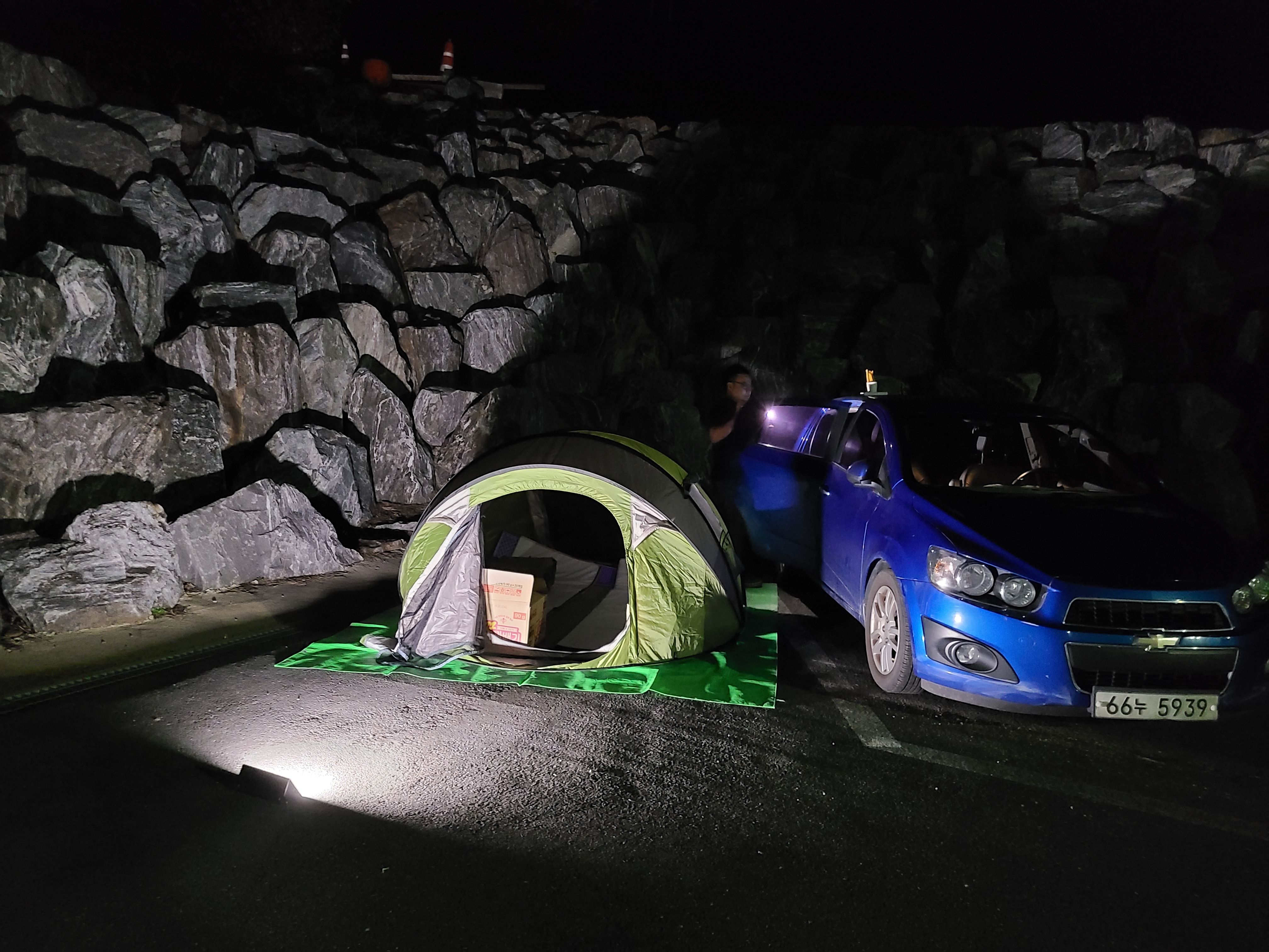 해가 저문 내촌 주장장 원터치 텐트 설치 모습