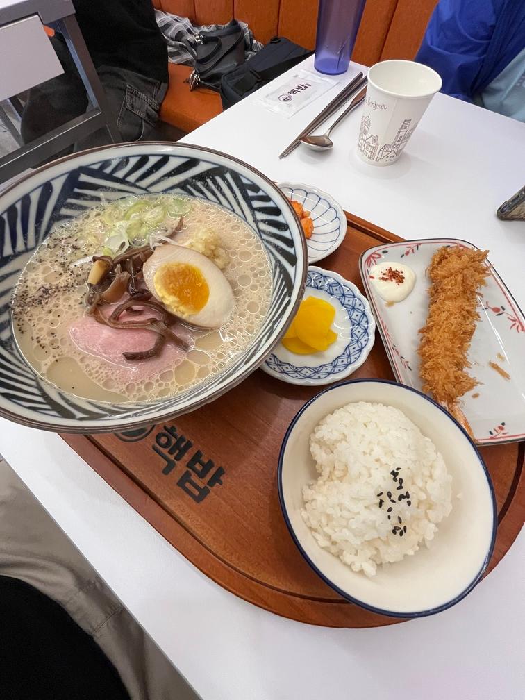 돈코츠라멘 정식입니다