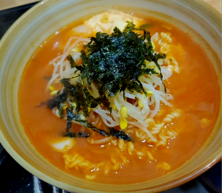 라면-위에-콩나물-김가루