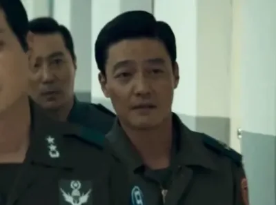군복을 입고 서 있는 영화 서울의 봄에서 조우택을 연기하는 권혁