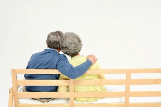 "할아버지 건강하게 잘 지내시죠?"아파트로 이사온 이후 현관 문고리에 검정 봉지가 걸려 있었고..이상한 일이 자주 일어났습니다.