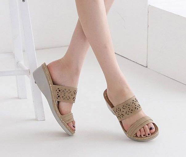  쿠션감이 좋은 펀칭 5.5cm 웨지 슬리퍼