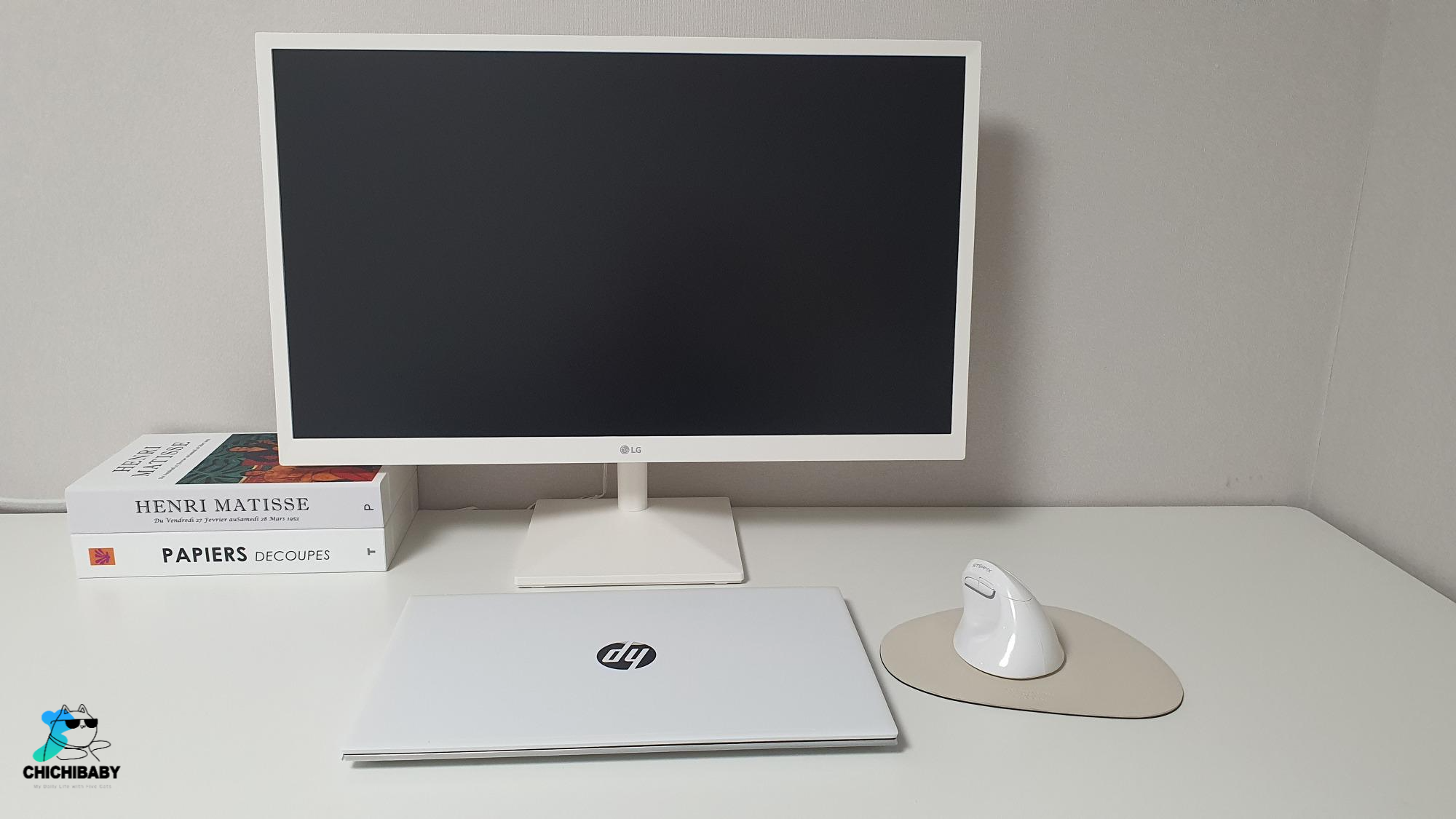 LG 27인치모니터 27MN430HW로 화이트 거실 데스크테리어 끝