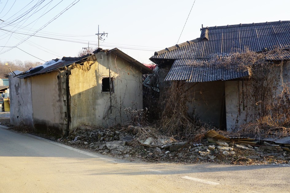 허름한 골목길 폐가 2&#44;