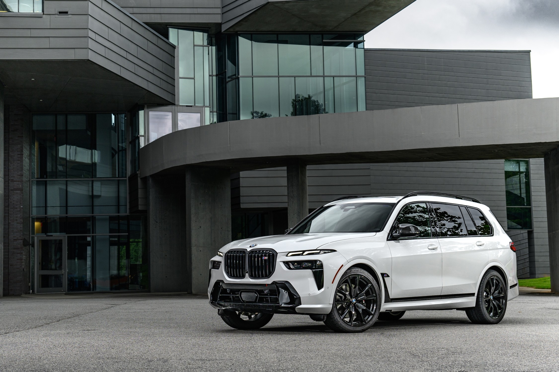 BMW X7에는 전동화 모델이 없지만&#44; 유럽 시장의 경우 630hp의 출력을 내는 고성능 버전과 디젤 엔진이 탑재된다. 렉서스가 TX를 유럽 시장에 출시할지 여부는 확실하지 않다.