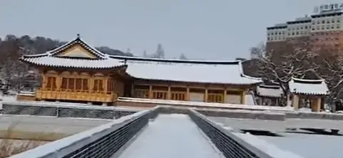겨울방학 국내 여행지- 나무집 기와헤 흰 눈이 내려앉은 모습