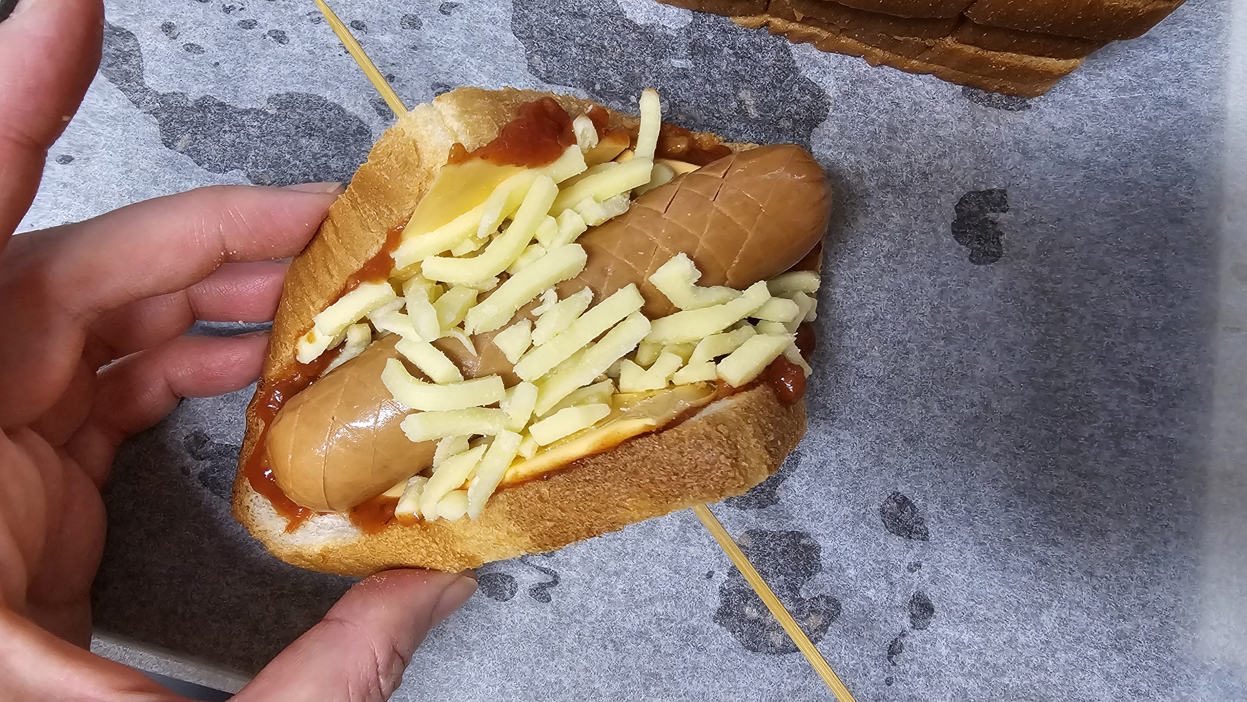 식빵에 토마토소스 치즈 햄순서로 올려요